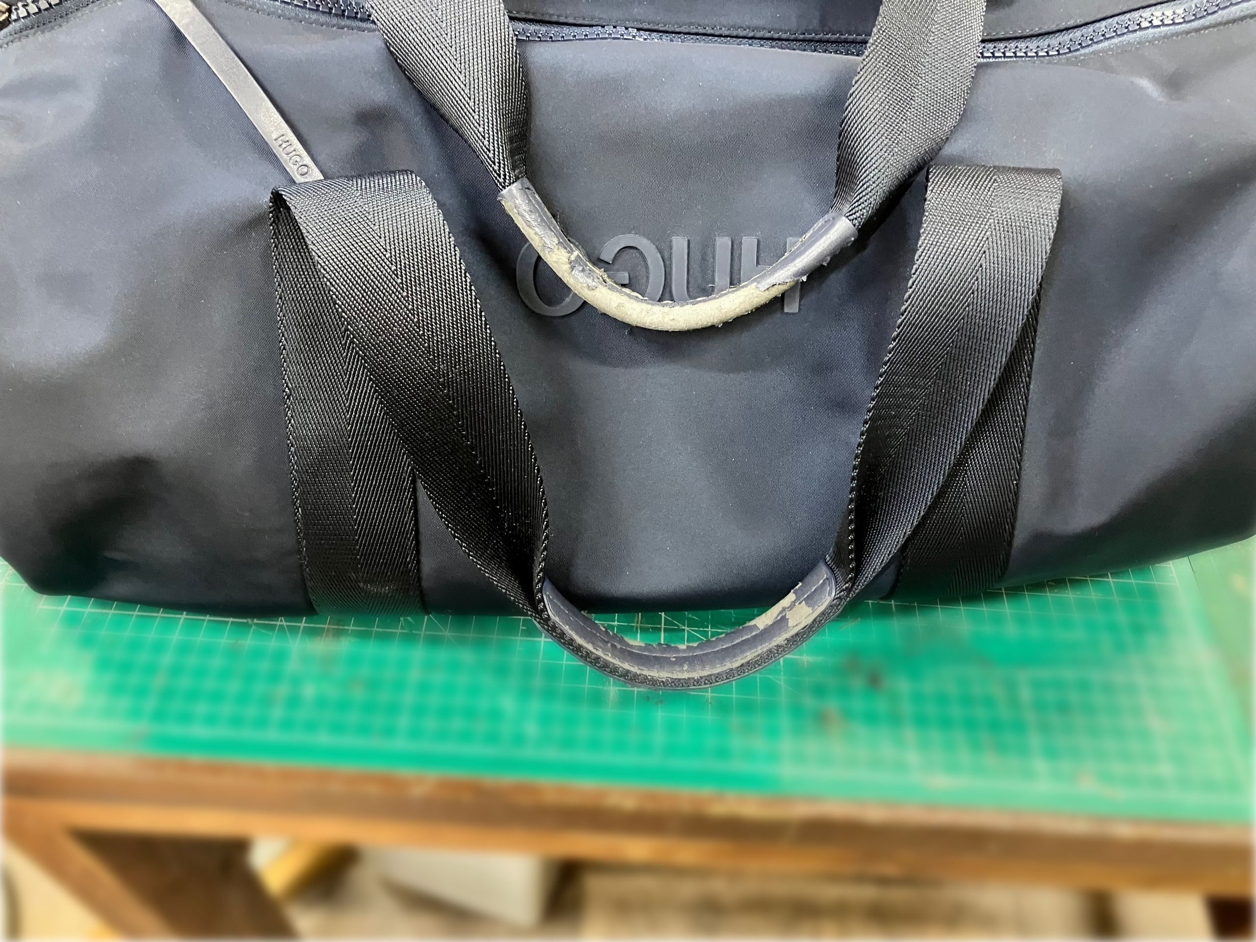 HUGOBOSS-バッグの持ち手がボロボロ・新しい革で作り直します - a
