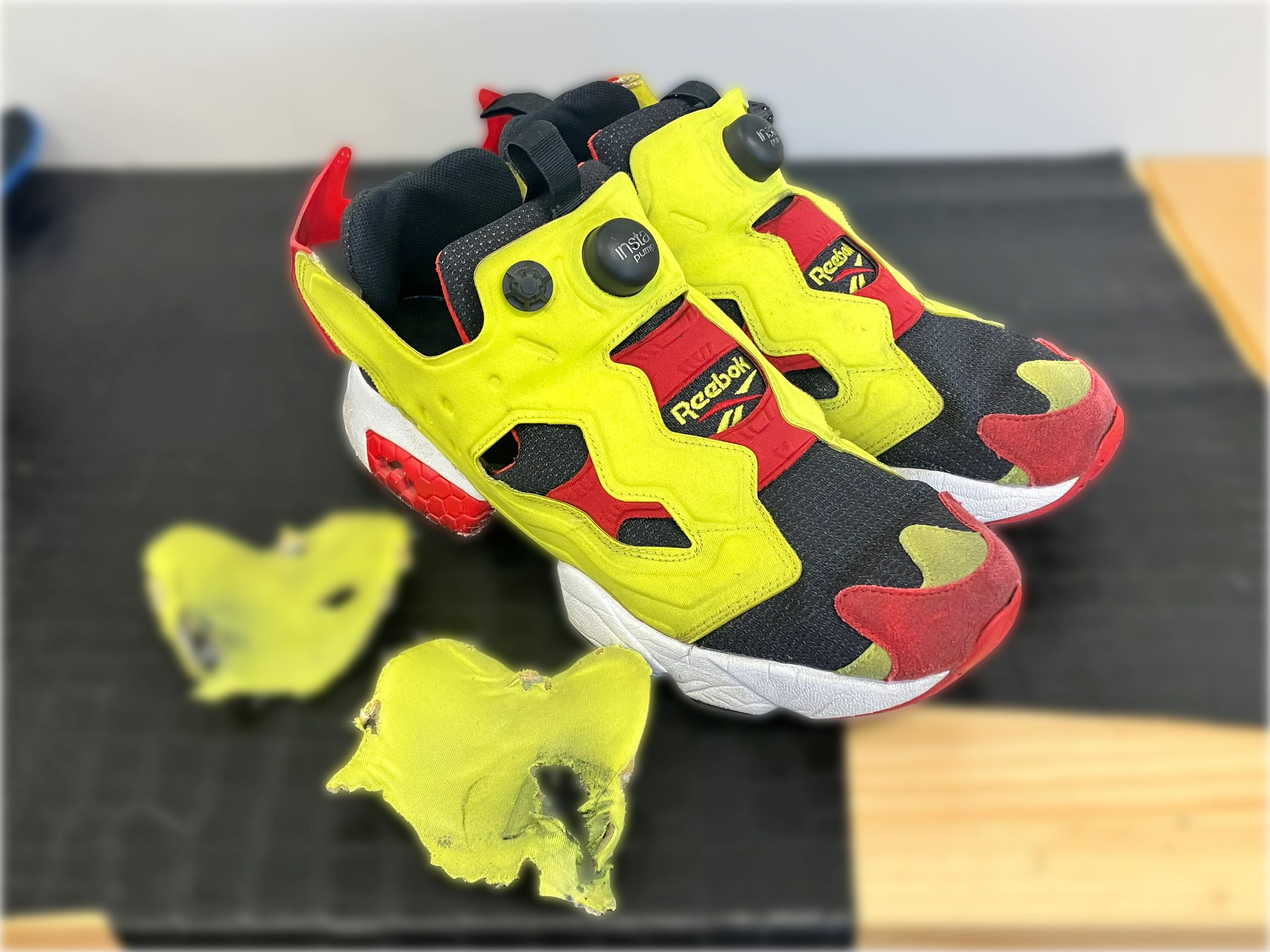 Reebokスニーカー「ポンプフューリー」かかと内側やぶれをスニーカー